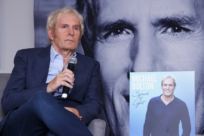 美国歌手麦可波顿自曝罹患脑瘤，宣布下个月演唱会延期。（图／shutterstock）