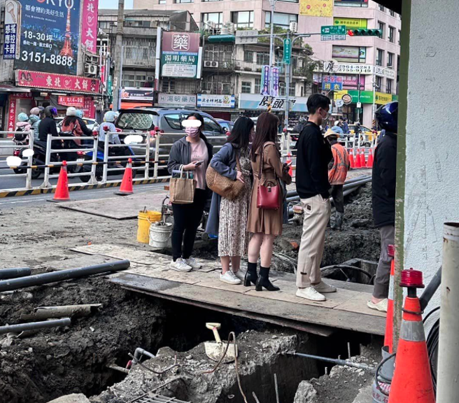 有网友拍下民眾为了买手摇饮，冒着生命危险排队。(翻摄自路上观察学院)