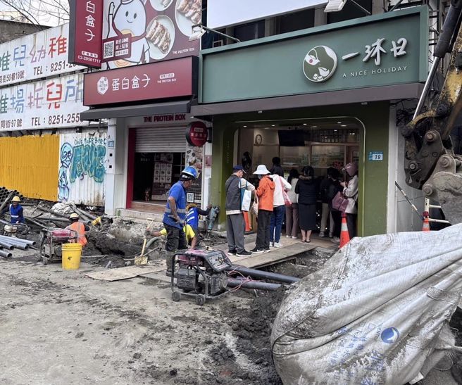 一沐日魅力太强，民眾穿越工地也要喝。(翻摄自路上观察学院)