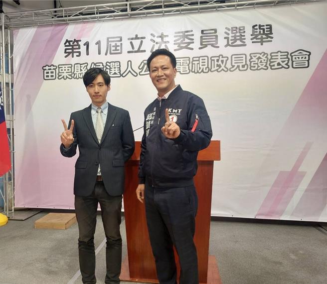 邱镇军、曾玟学开始前合影。（李京升摄）