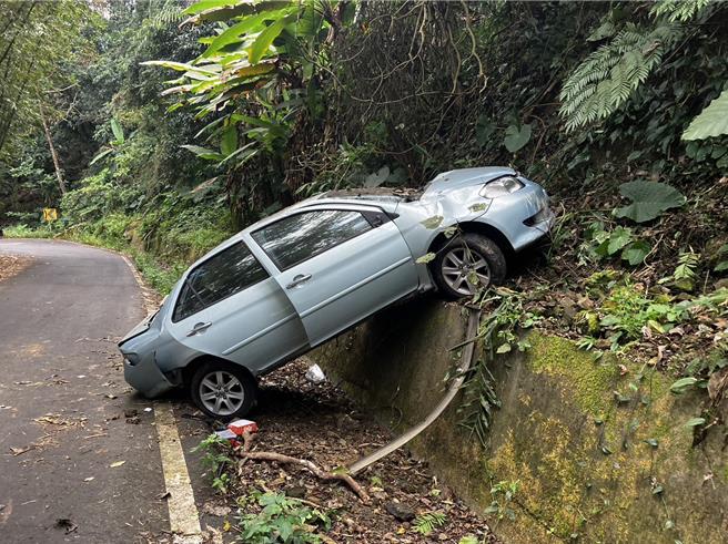 陈姓男子驾驶自小客车载6岁儿子外出，不知何故，车子疑似从上方滑落30公尺边坡，最后卡在挡土墙，在警方到场前，陈男已不知去向。（中埔分局提供∕吕妍庭嘉义传真）