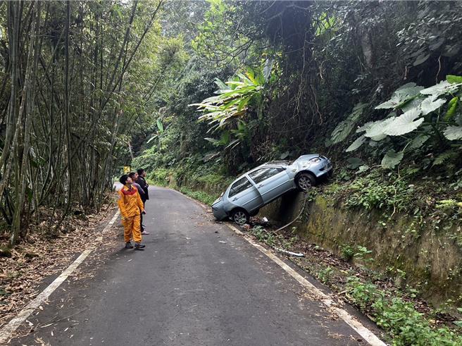 陈姓男子驾驶自小客车载6岁儿子外出，不知何故，车子疑似从上方滑落30公尺边坡，最后卡在挡土墙。（中埔分局提供∕吕妍庭嘉义传真）