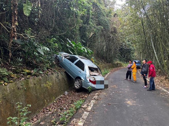 陈姓男子驾驶自小客车载6岁儿子外出，不知何故，车子疑似从上方滑落30公尺边坡，最后卡在挡土墙。（中埔分局提供∕吕妍庭嘉义传真）