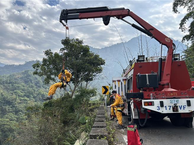 因驾驶仍未见踪迹，嘉县消防局出动空拍机、申请嘉义县救难协会协助搜寻。（嘉县消防局提供∕吕妍庭嘉义传真）