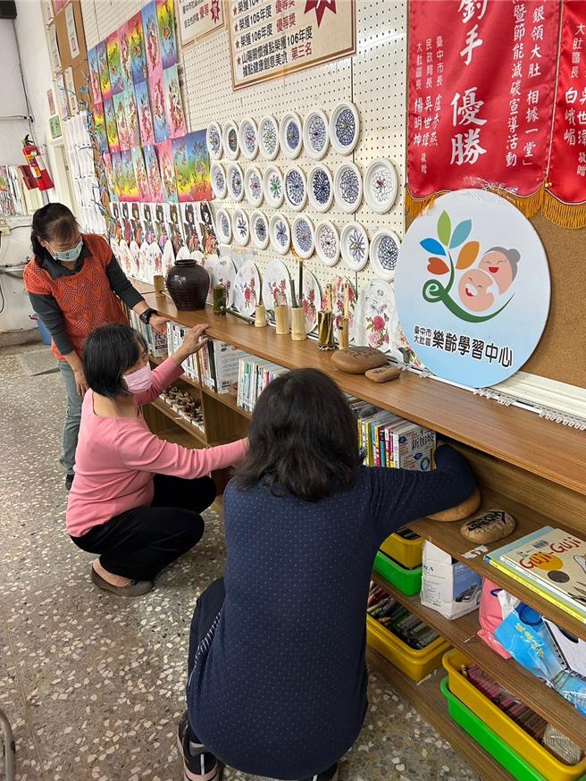 台中市教育局与台中市立图书馆合作推动乐龄书香宅急便计画。（台中市教育局提供）