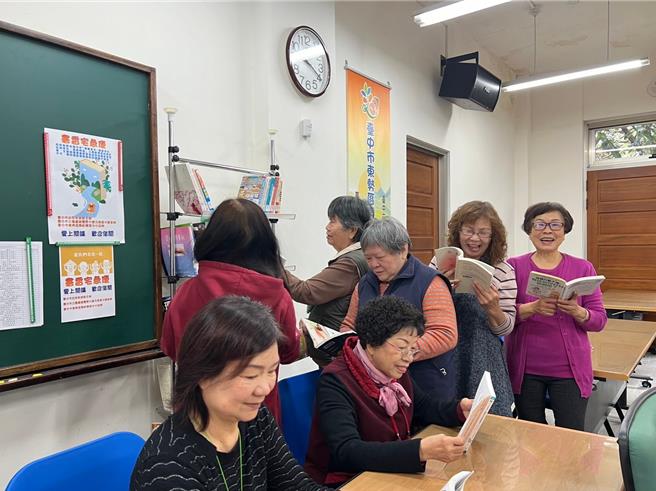 台中市教育局与台中市立图书馆合作推动乐龄书香宅急便计画。（台中市教育局提供）