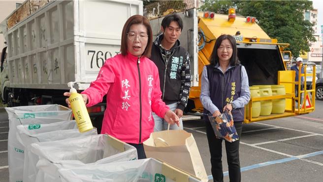宜兰市公所15日起新增10处日间垃圾巡迴定点收运服务，市长陈美玲表示（左一），推动便民措施还需要市民的配合，才能让垃圾清运作业更顺畅。（宜兰市公所提供／吴佩蓉宜兰传真）