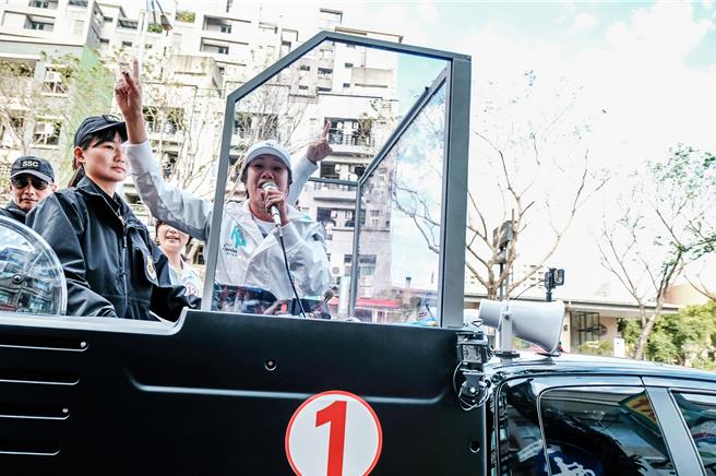 民眾党副总统候选人吴欣盈8日下午到竹北市车队扫街拜票，比出1号手势。（罗浚滨摄）