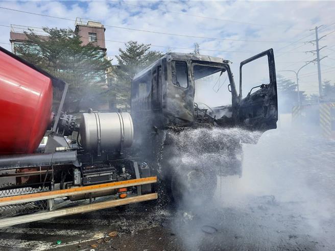 高雄仁武区凤仁路于8日12时23分发生汽车火警，消防局人员获报到场抢救。（翻摄照片／林瑞益高雄传真）