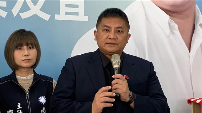 吴宗宪(右)表示贴上蔡培慧姓名贴纸的白米送人是客观的事实，呼吁蔡团队应该研议「如何说服检方她不具故意贿选之意图」比较重要。曾雪蒨摄