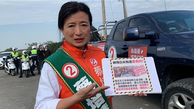 蔡培慧下午车队扫街前，拿出照片纸板反击对手所指的送公益白米活动中，游颢团队代表江秀春也有出席，反击白米贿选说根本是谣言。曾雪蒨摄