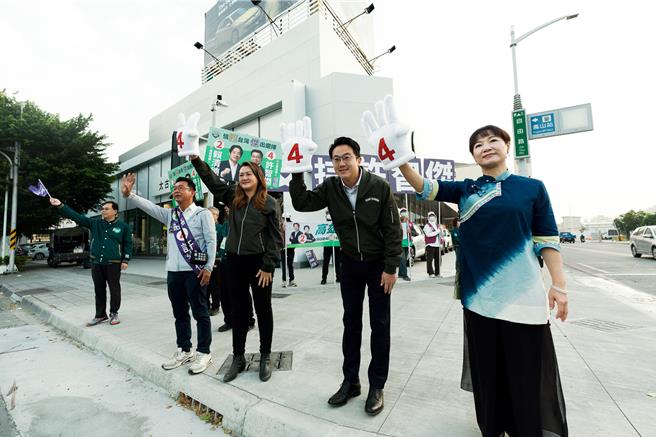 民进党立委候选人许智杰8日除了找来「母鸡」赖清德车扫外，更邀请到3位高市府局处首长赶在上班前于重要路口陪同许智杰拜票。（许智杰提供／洪浩轩高雄传真）