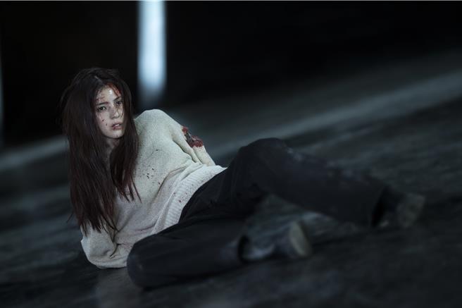 同時第2季也見到韓韶禧傷痕累累跌坐在地上的狀態。（Netflix提供）