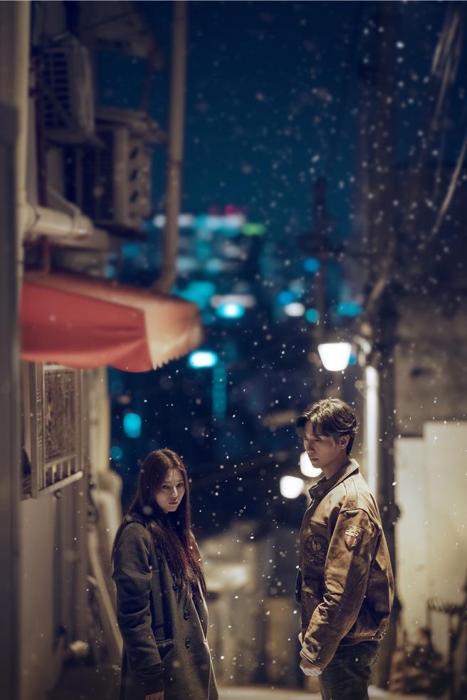 韓韶禧（左）跟朴敘俊將在第2季穿越至現今的首爾。（Netflix提供）