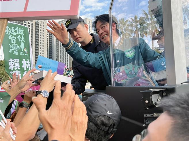 民进党总统候选人赖清德8日启动全台大车扫，下午车队进入本命区台南市后，受到大批热情的支持者欢迎。（洪荣志摄）