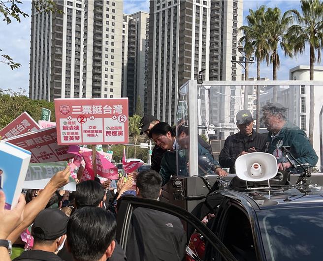 民进党总统候选人赖清德8日启动全台大车扫，下午车队进入本命区台南市后，受到大批热情的支持者欢迎。（洪荣志摄）