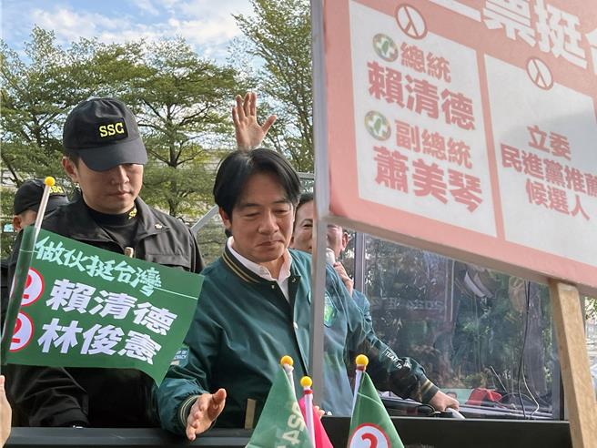 民进党总统候选人赖清德8日启动全台大车扫，下午车队进入本命区台南市后，受到大批热情的支持者欢迎。（洪荣志摄）