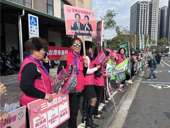 民进党总统候选人赖清德8日启动全台大车扫，下午车队进入本命区台南市后，受到大批热情的支持者欢迎。（洪荣志摄）