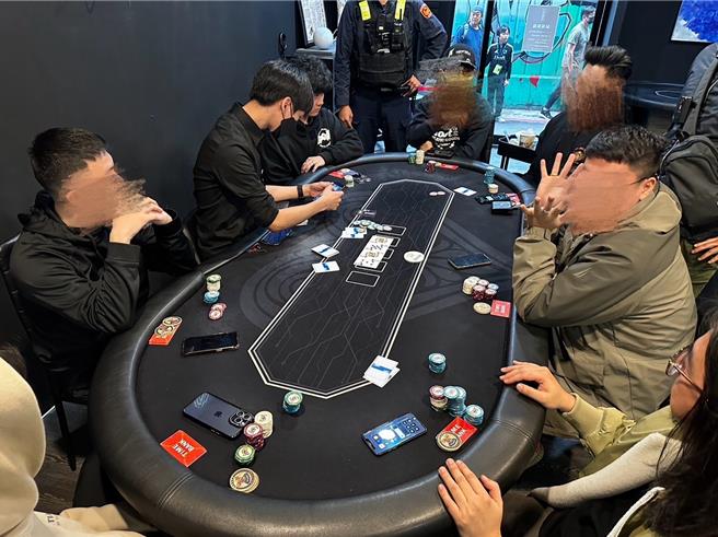警方5日查缉德州扑克带回13名赌客。（翻摄画面）