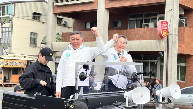 民眾党总统候选人柯文哲（右二）8日下午到赖清德本命区台南展开车扫行程，第一站来到新营区太子宫。（张毓翎摄）