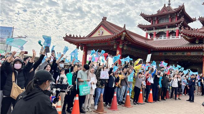民眾党总统候选人柯文哲8日下午到赖清德本命区台南展开车扫行程，第一站在新营太子宫，现场早已聚集数百为柯粉，且以年轻人居多。（张毓翎摄）