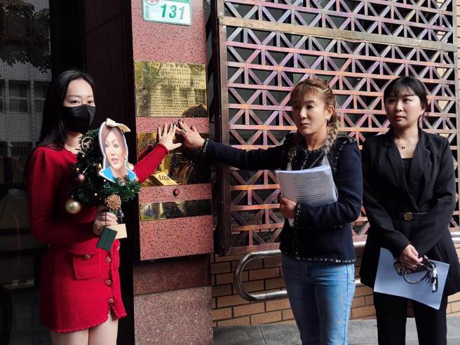 富商餐会挨骂「做鸡的」，名媛王子苓(右二)、女主播李雅楹(左一)前往北检提告。(陈志贤翻摄/民眾提供)