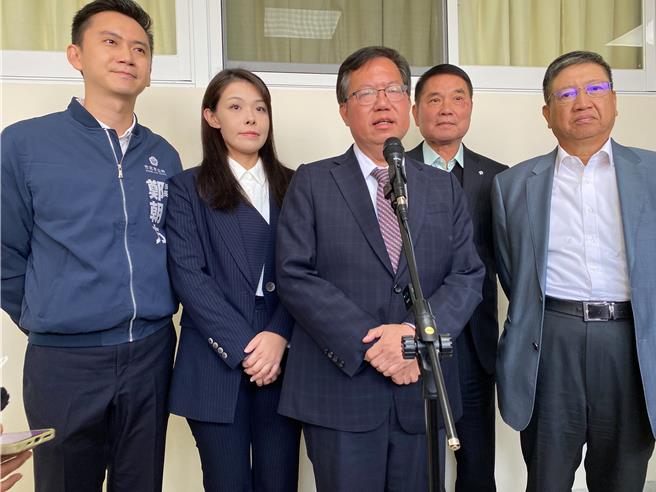 行政院副院長鄭文燦（中）8日到新竹市與竹竹苗首長座談，會中送出大紅包，允諾解決竹竹苗學區就學問題。（陳育賢攝）