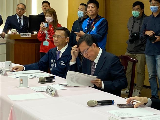 行政院副院長鄭文燦（前右）8日到新竹市與竹竹苗首長座談，聽取各縣市長目前面臨的高中學生就學問題。（陳育賢攝）