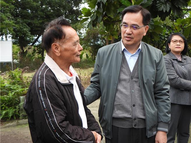 原民會主委夷將·拔路兒（右）8日到花蓮壽豐鄉舉辦「價購台糖土地座談會」，會議開始前，特別到平和部落族人家中，了解其向台糖承租土地的相關事宜。（羅亦晽攝）