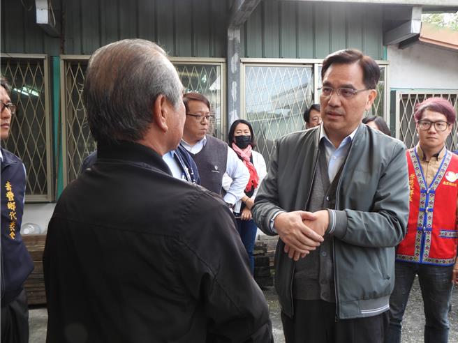 原民會主委夷將·拔路兒（右）8日到花蓮壽豐鄉舉辦「價購台糖土地座談會」，會議開始前，特別到平和部落族人家中，了解其向台糖承租土地的相關事宜。（羅亦晽攝）