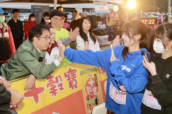 台南市長黃偉哲與參賽選手擊掌(圖片來源：台南市政府提供)