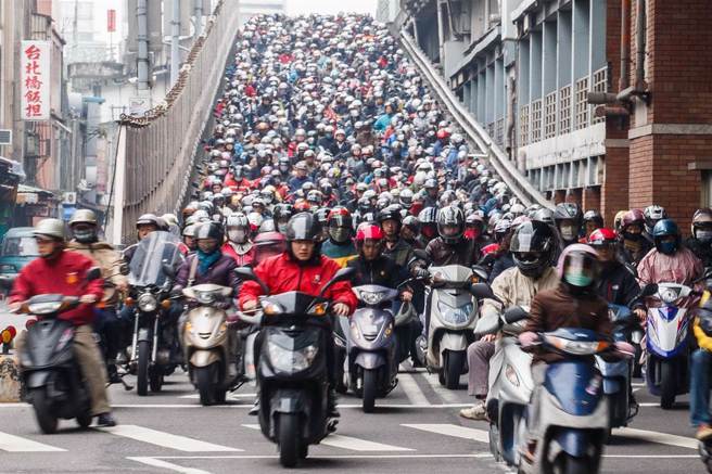 不少民眾陈情电动机车电池品质不稳定，有断电或耗电速度异常，导致追撞或自摔事故。（示意图／报系资料照）