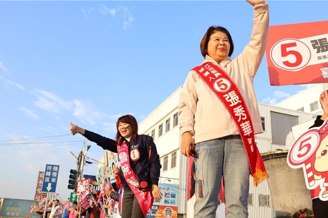 国民党嘉义县一选区海区立委候选人詹琬蓁，与国民党嘉义市立委候选人张秀华联袂在嘉义县水上乡民生社区路口拜票。（詹琬蓁竞选团队提供∕吕妍庭嘉义传真）