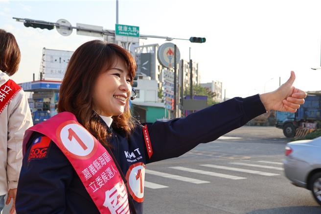 国民党嘉义县一选区海区立委候选人詹琬蓁，与国民党嘉义市立委候选人张秀华联袂在嘉义县水上乡民生社区路口拜票。（詹琬蓁竞选团队提供∕吕妍庭嘉义传真）