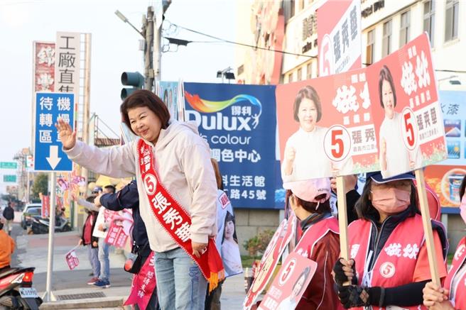 国民党嘉义县一选区海区立委候选人詹琬蓁，与国民党嘉义市立委候选人张秀华联袂在嘉义县水上乡民生社区路口拜票。（詹琬蓁竞选团队提供∕吕妍庭嘉义传真）