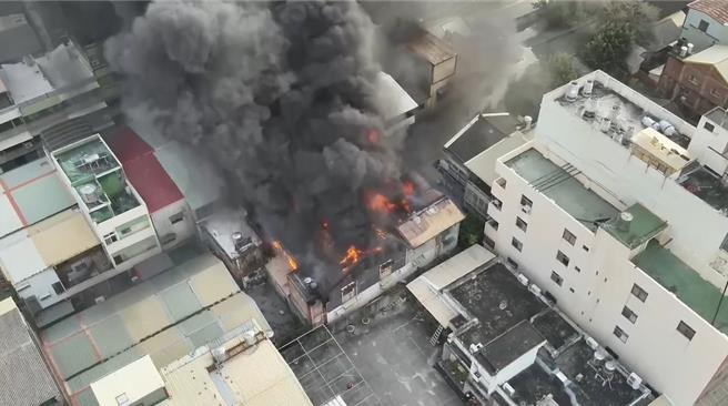 彰化县员林市育英路上一处铁皮仓库，今天下午惊传火警，仓库内存放大量电池，火势一发不可收拾。（民眾提供／吴建辉彰化传真）