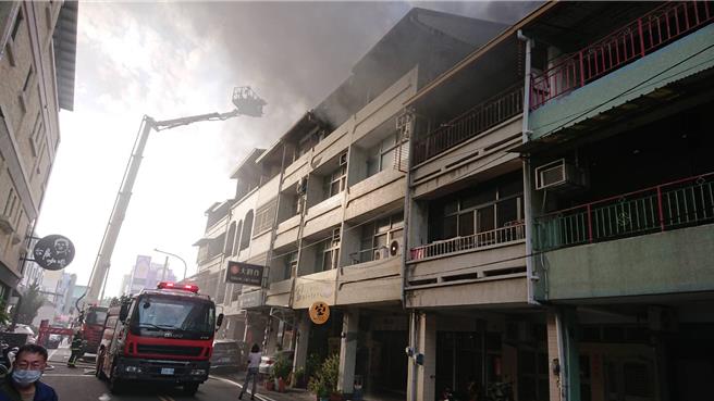 这起火警发生在今天下午3点39分，由于起火点位在市区，附近又有学区，消防队不敢大意，随即派遣二大、西区、花坛等消防分队前往抢救。（民眾提供／吴建辉彰化传真）