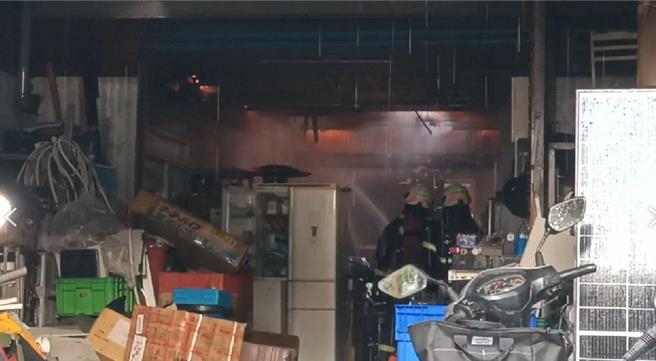 警消表示，现场为1楼RC建筑，起火点在2楼铁皮加盖，目前火势已控制。（民眾提供／吴建辉彰化传真）