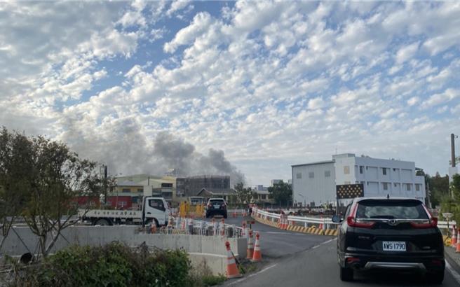 浓浓的黑烟直窜天际，就连远在3公里外都看得到黑烟。（民眾提供／吴建辉彰化传真）