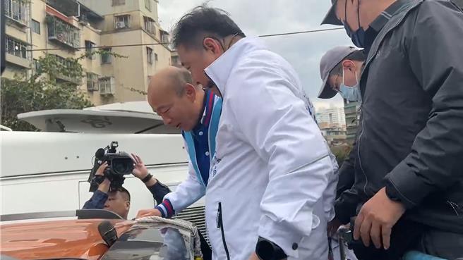 韩国瑜与王义川土城街头巧遇，王义川向韩国瑜喊加油，韩国瑜也弯身向王义川致意。（王扬杰摄）