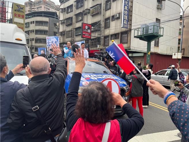 韩国瑜陪同林金结车队扫街。（王扬杰摄）