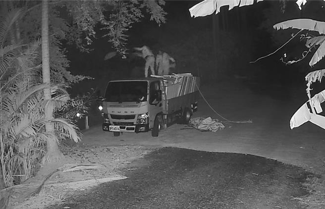 乡公所架设监视器抓到滥倒垃圾的不肖业者。（乡公所提供／李京升苗栗传真）