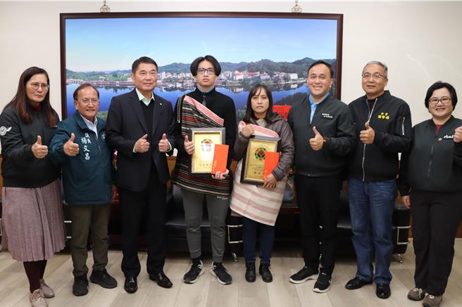 苗栗县长锺东锦颁奖表扬。（苗栗县政府提供／李京升苗栗传真）