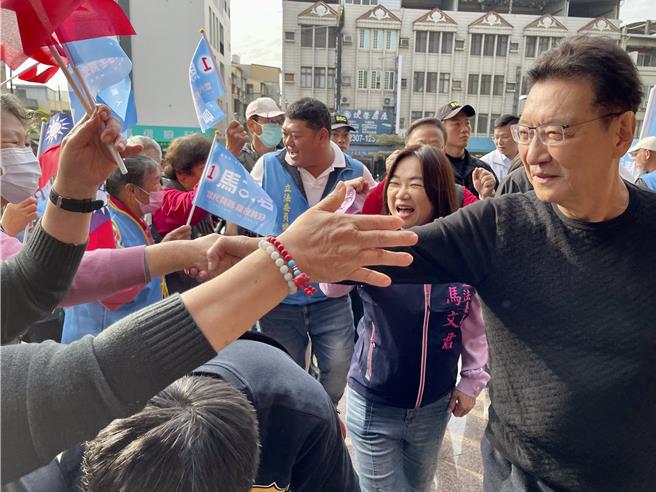 國民黨副總統候選人趙少康（右）8日到南投縣，為黨內南投縣立委候選人馬文君、游顥輔選。（楊靜茹攝）