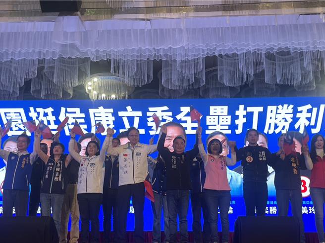国民党桃园侯康竞选总部暨立委联合竞选总部，今天下午在中坜举办桃园挺侯康立委全垒打胜利大会，展现团结气势拚胜选。（吕筱蝉摄）
