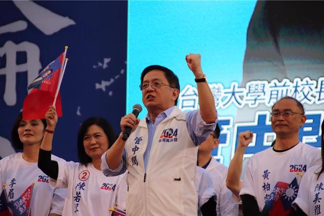 前台大校长管中闵7日现身高雄造势场合替国民党总统候选人侯友宜站台辅选。（洪浩轩摄）