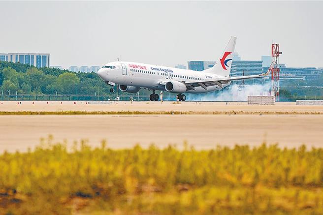 图为2023年9月，从台湾桃园直飞湖北武汉的东航MU2088航班降落在武汉天河国际机场。（新华社资料照片）