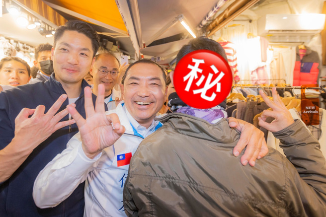 國民黨總統候選人侯友宜今（8）日就在臉書上分享一件趣事，當他到高雄瑞豐夜市掃街時，有一位年輕朋友現身，而頭上的髮型令人眼睛為之一亮。（取自侯友宜臉書）