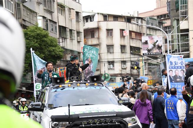 王义川、吴琪铭与韩国瑜、林金结错车而过。（民眾提供）