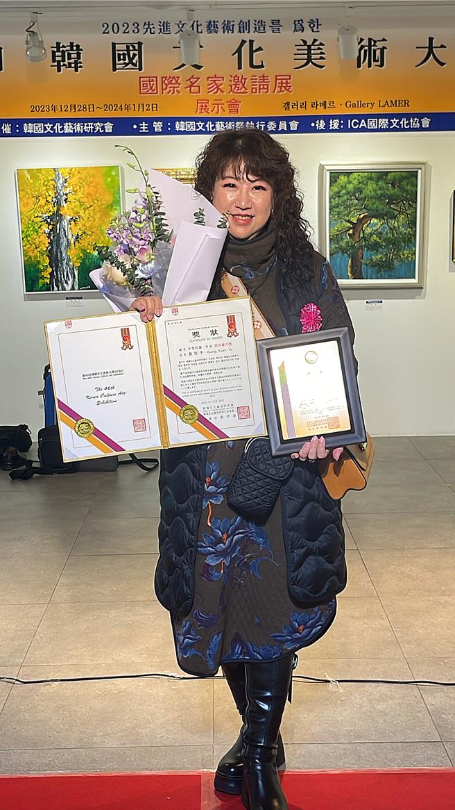 知名疗癒画家黄管予日前获韩国文化艺术研究会所颁发西洋画大奖，奖状上更注明其国别为「中华民国」，能用画作让世界看见台湾，让她备感振奋。（黄管予提供／冯惠宜台中传真）